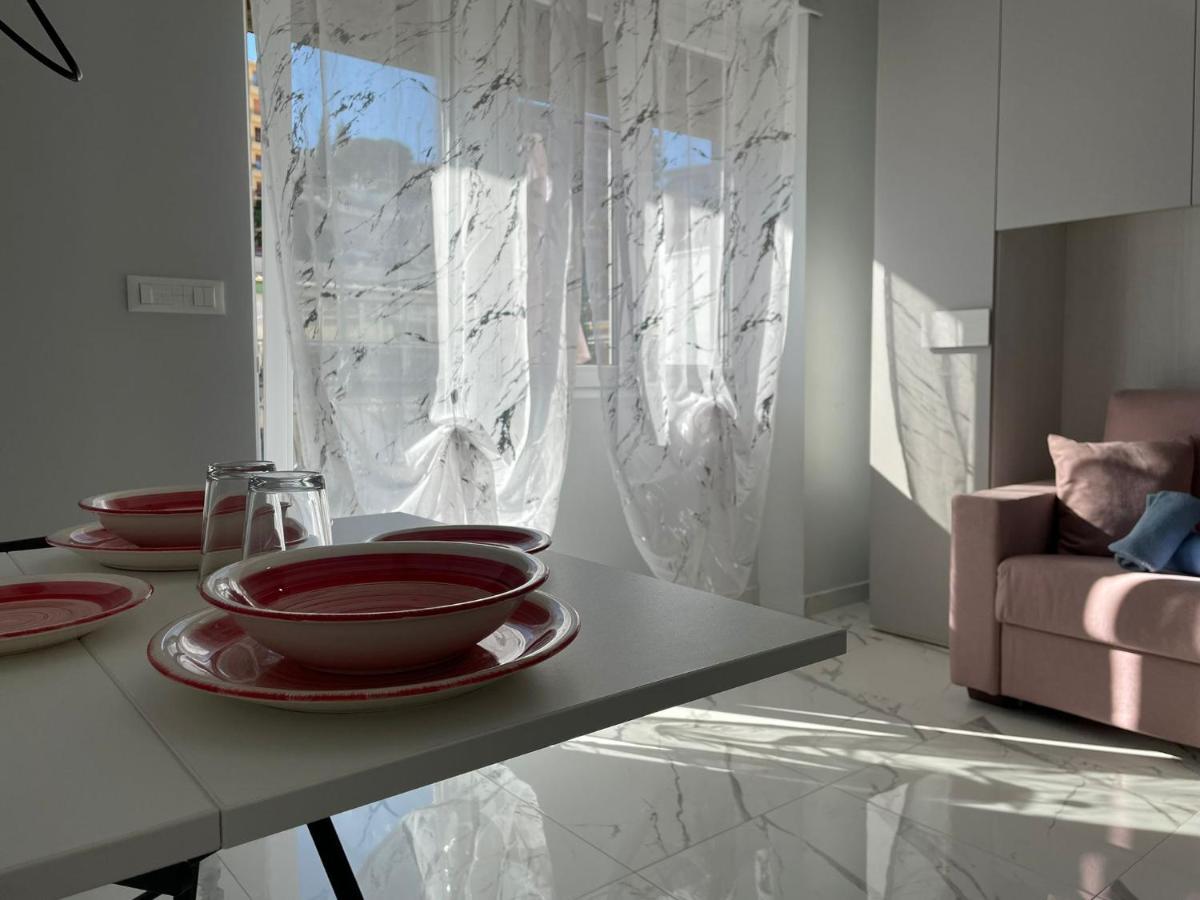 Wh - Cuore Home - Attico Monolocale Con Parcheggio Gratuito - 5 Minuti Dal Centro - Wifi San Remo Buitenkant foto
